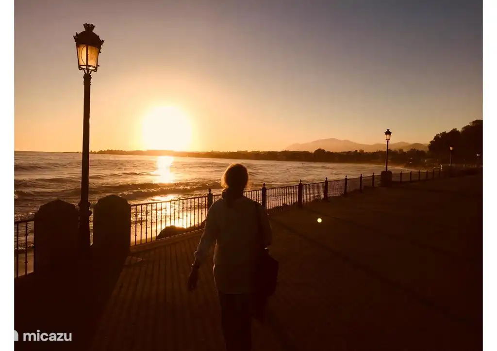 Bei Sonnenuntergang ein Abendspaziergang auf der Promenade