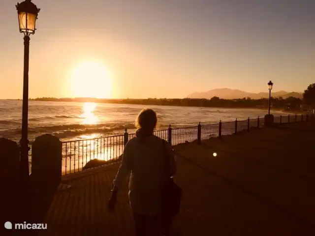 Marbella, San Pedro, El Paraíso en España, Costa del Sol, Marbella - apartamento Un paseo nocturno por el bulevar al atardecer.