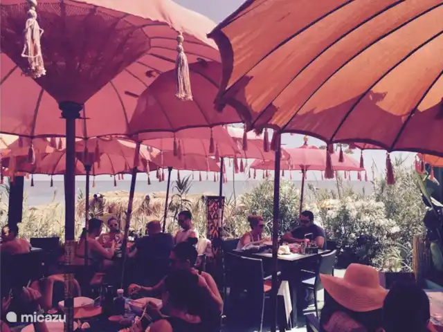 Marbella, San Pedro, El Paraíso en España, Costa del Sol, Marbella - apartamento Disfruta de un delicioso almuerzo en uno de los acogedores chiringuitos