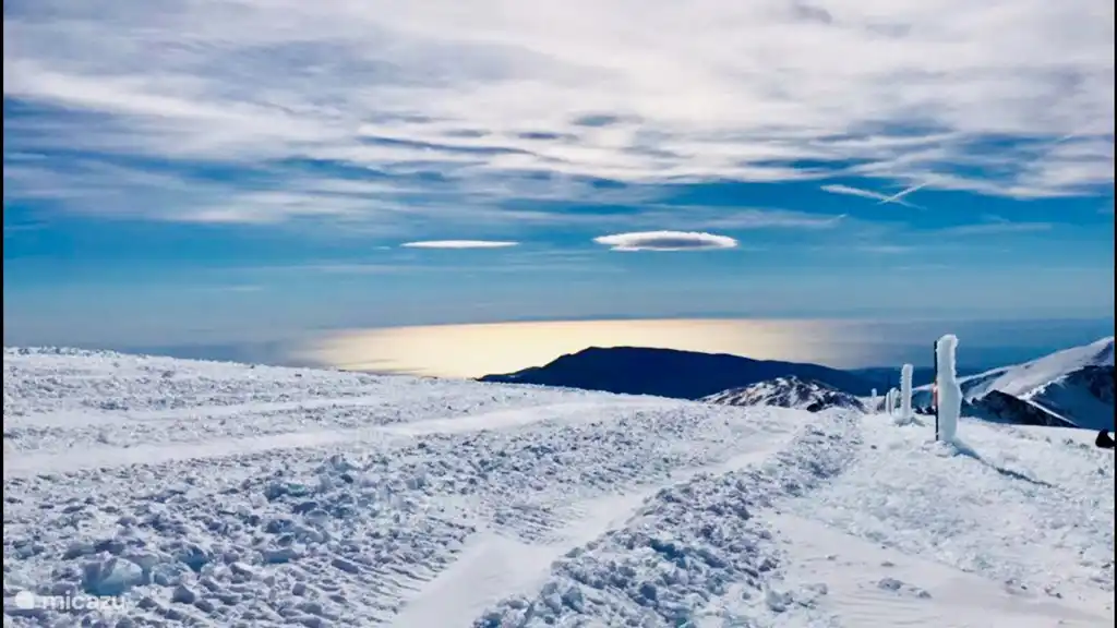Im Winter 2 Stunden Fahrt, Sierra Nevada, Skifahren ab 3200m. Im Hintergrund ist das Meer zu sehen