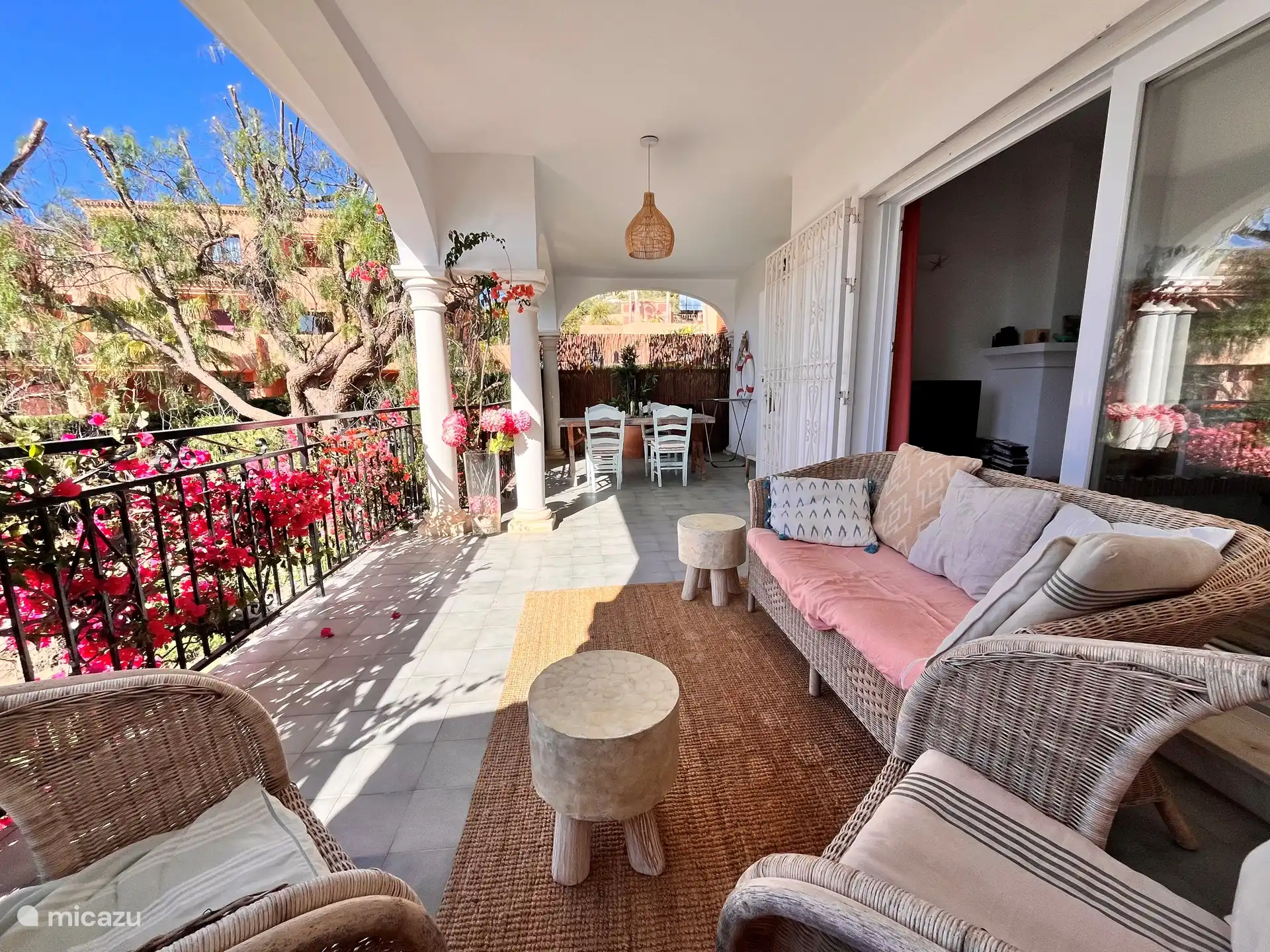 Terrasse und Essbereich mit Grill