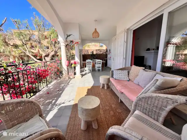 Marbella, San Pedro, El Paraíso en España, Costa del Sol, Marbella - apartamento Terraza y zona de comedor con barbacoa