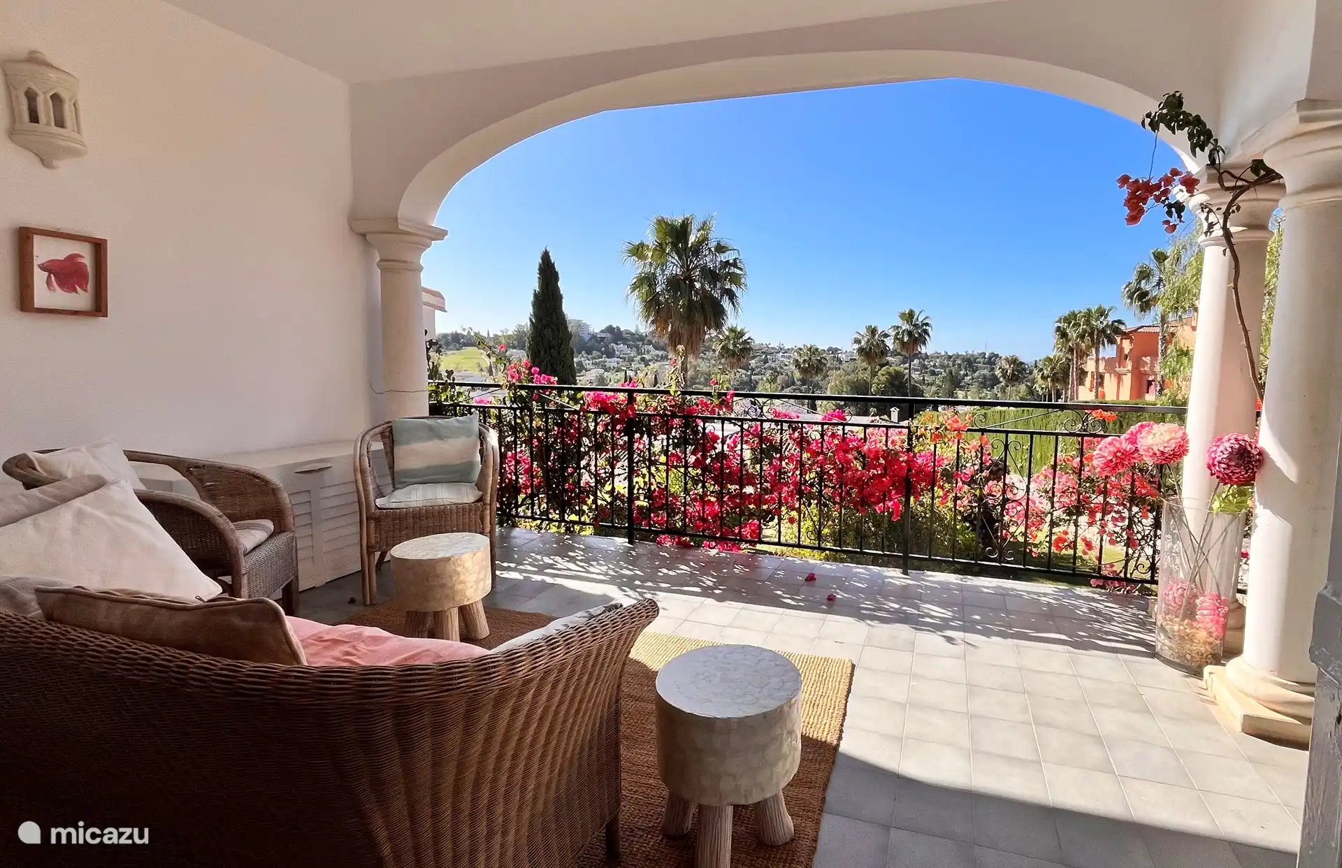 Sitzbereich auf der Terrasse mit Aussicht