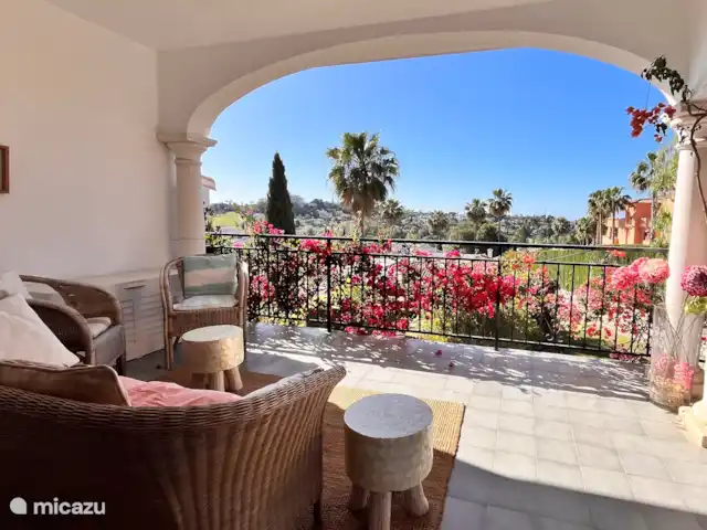 Marbella, San Pedro, El Paraíso en España, Costa del Sol, Marbella - apartamento Zona de estar en la terraza con vistas