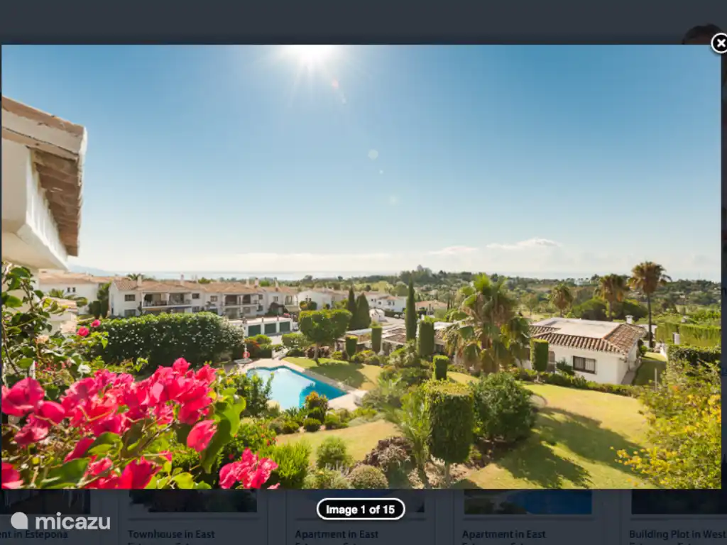Von der Terrasse aus blicken Sie auf den schönen Garten und Pool