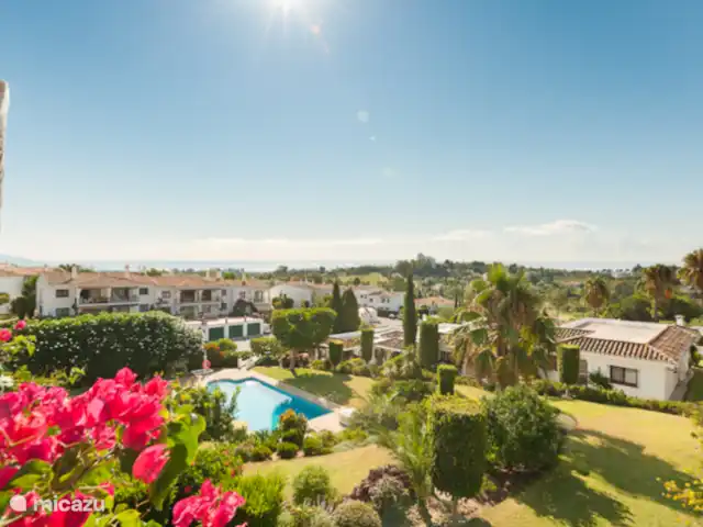 Marbella, San Pedro, El Paraíso en España, Costa del Sol, Marbella - apartamento Desde la terraza se tiene una vista del hermoso jardín y la piscina.