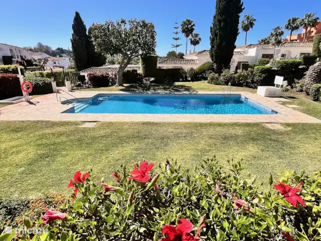 Marbella, San Pedro, El Paraíso en España, Costa del Sol, Marbella - apartamento Piscina cubierta de hierba alrededor para descansar y sentarse al sol (o a la sombra)