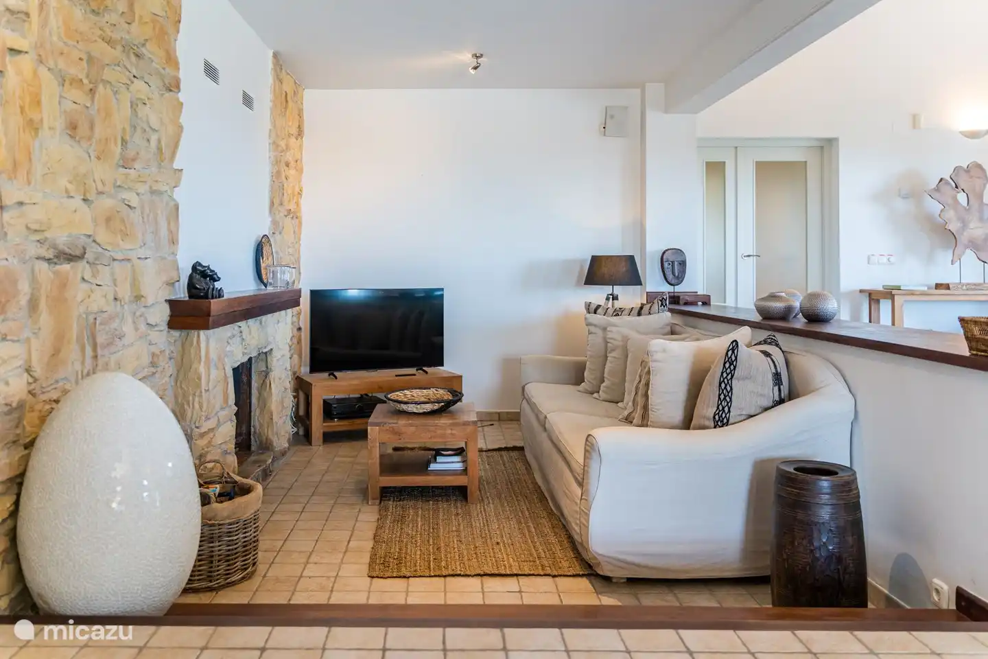 Gemütliche TV-Ecke mit Kamin