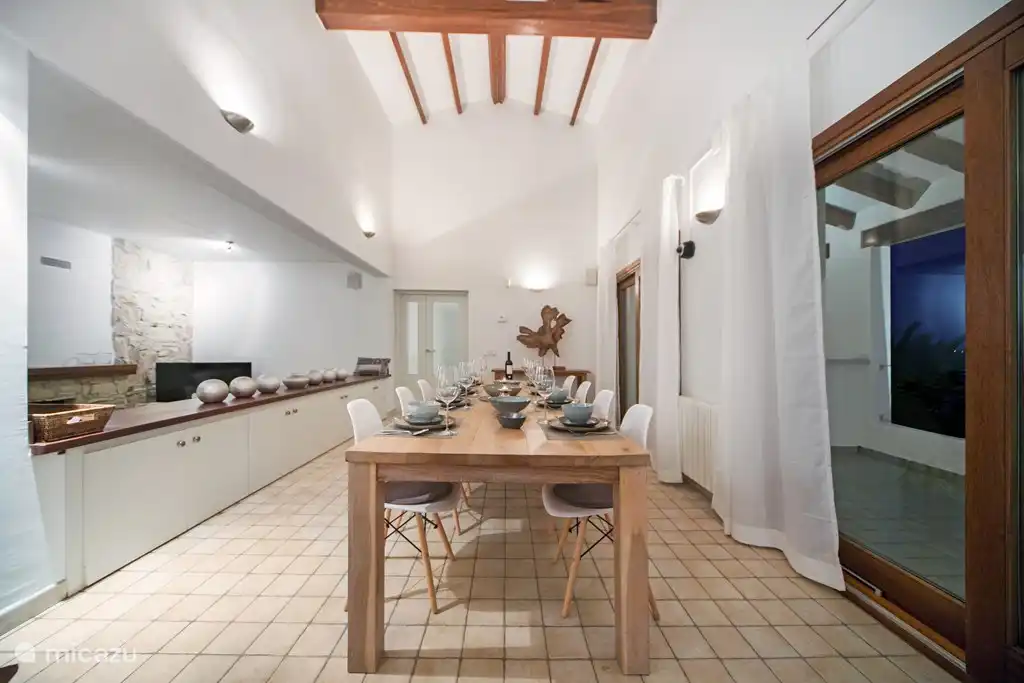 Genießen Sie eine schöne lange Tafel drinnen und draußen