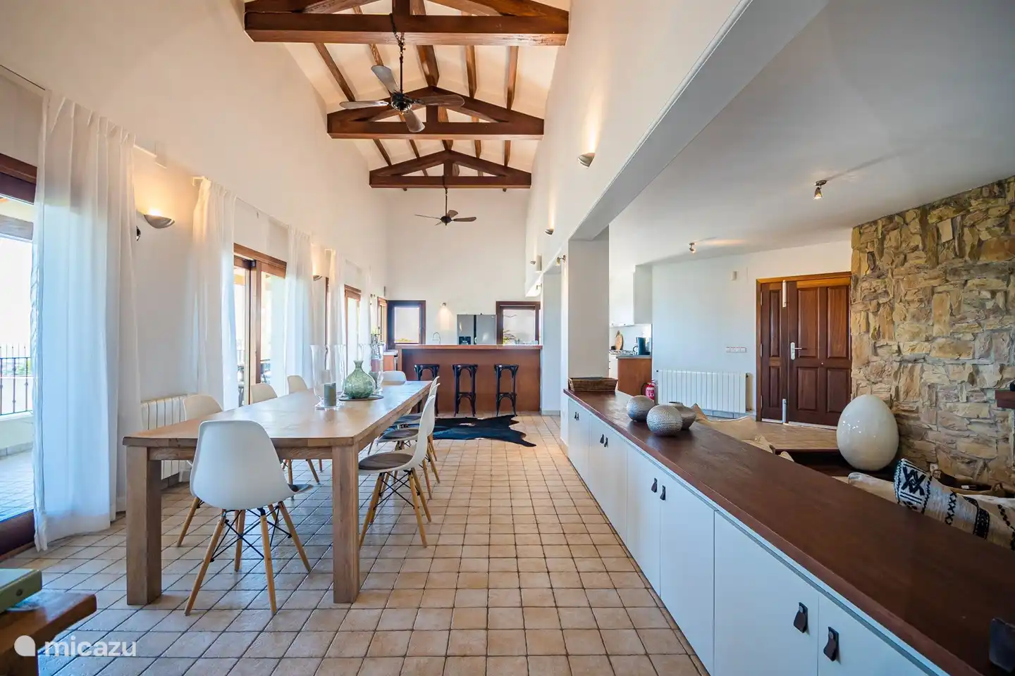 Rechts das Wohnzimmer mit offener Küche und TV-Ecke