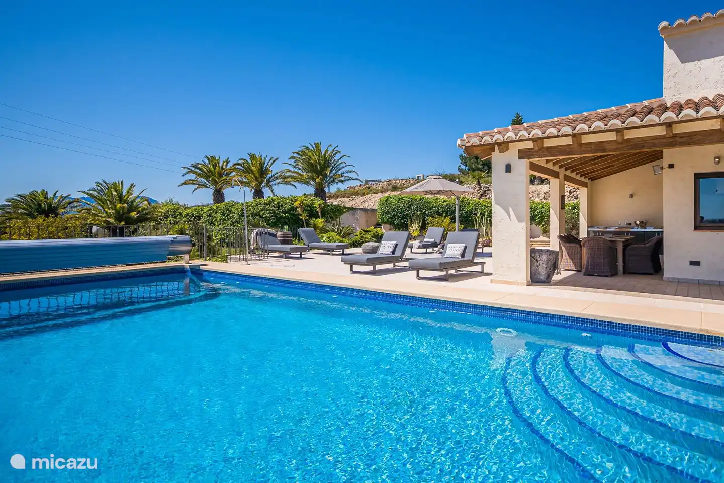 Das Schwimmbad mit elektrischer Solarabdeckung garantiert eine wunderbare Temperatur