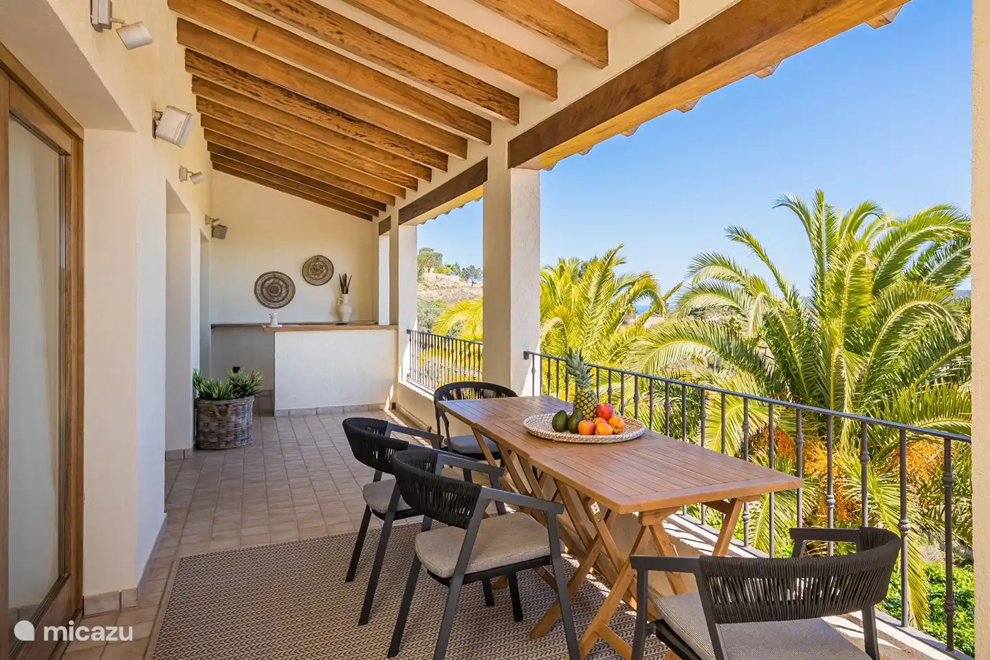 Wunderbar cooler Sitzbereich mit der Außenbar im Hintergrund