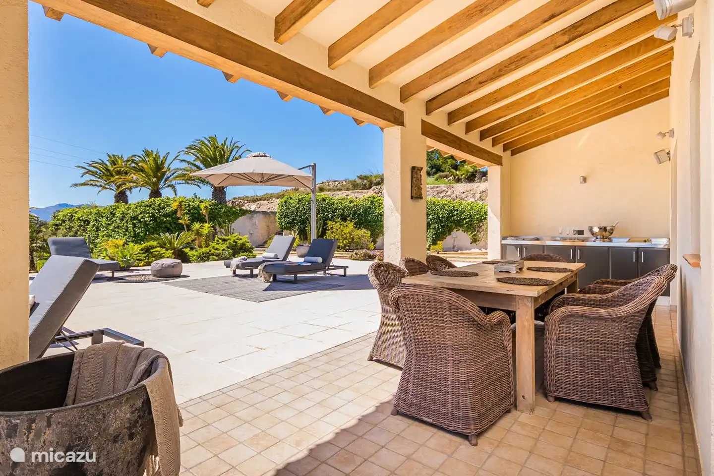 Blick von unter der Veranda auf das Pétanque-Gelände