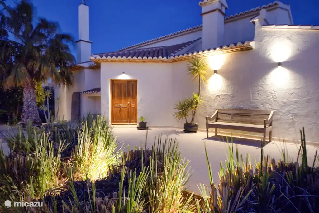 Angenehme Nachtbeleuchtung an der Eingangstür