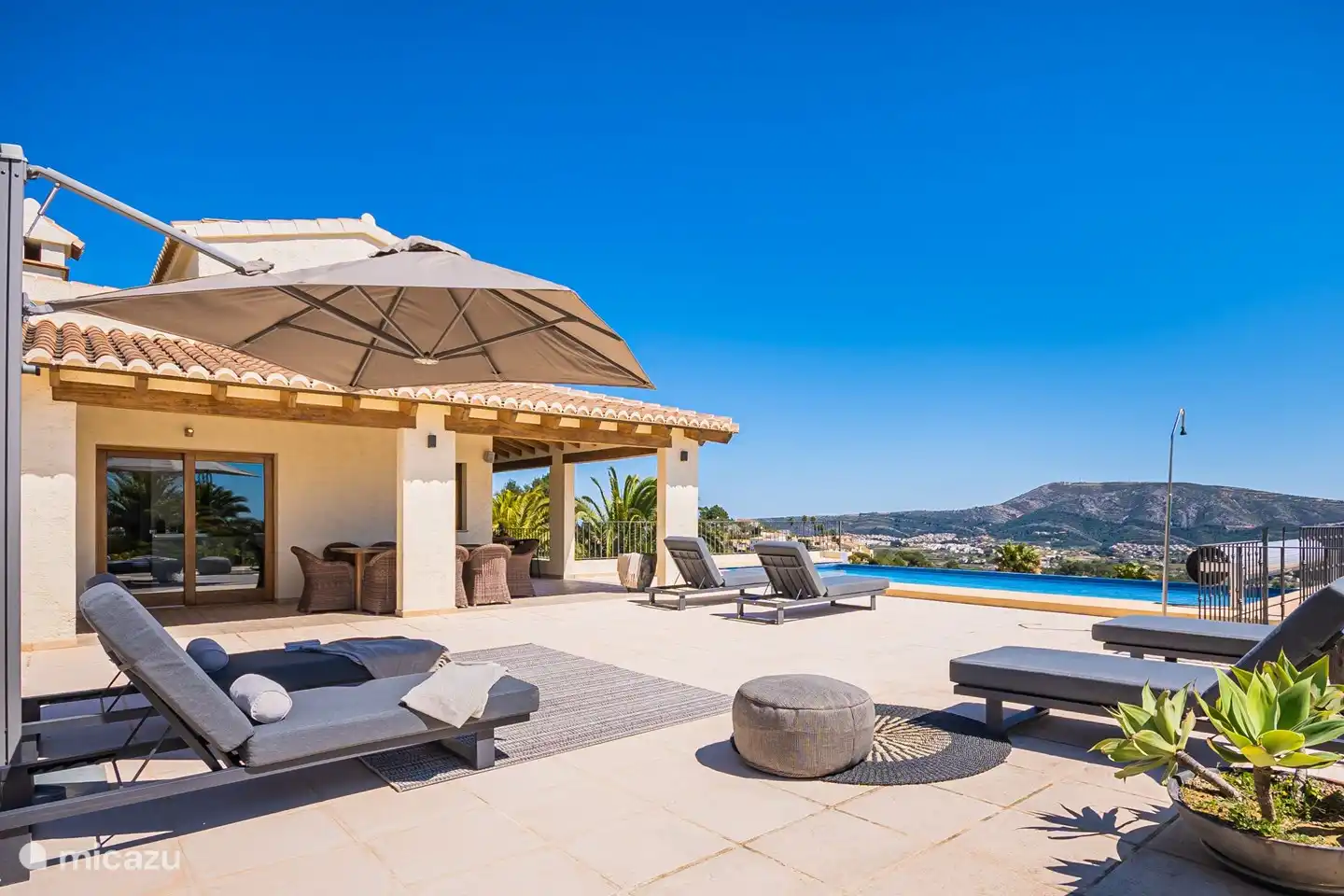 Dank dieses professionellen Sonnenschirms gibt es immer irgendwo Schatten