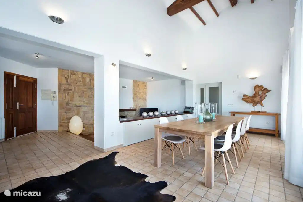 Wohnzimmer mit geräumigem Esstisch.