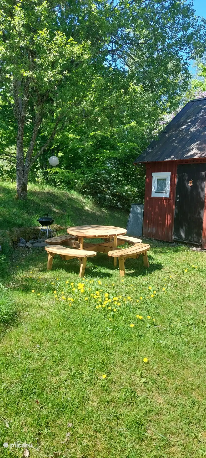 Un lugar encantador para desayunar al sol o hacer una barbacoa a la sombra en tiempo caluroso
