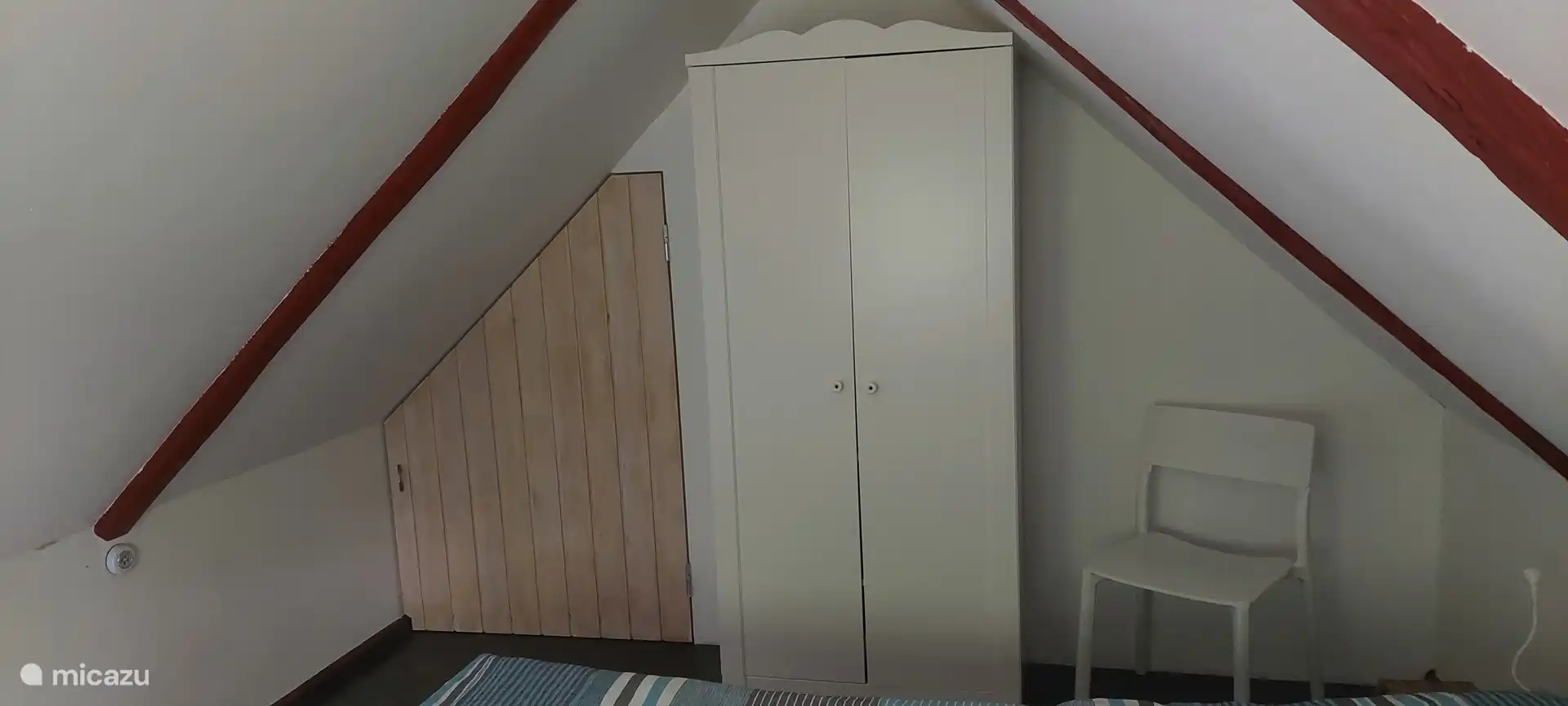 Linker slaapkamer boven. Er moet even gebukt worden om door de deur te kunnen. Minder goed toegankelijk voor lange mensen