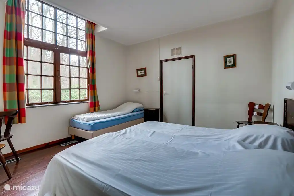 3-Personen-Schlafzimmer mit Waschbecken