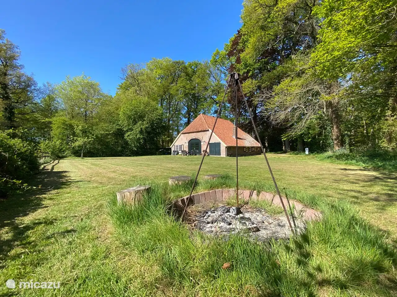 Geräumiger Hinterhof mit Feuerstelle, Blick auf das Feld, ein Reh kann einfach so grasen....