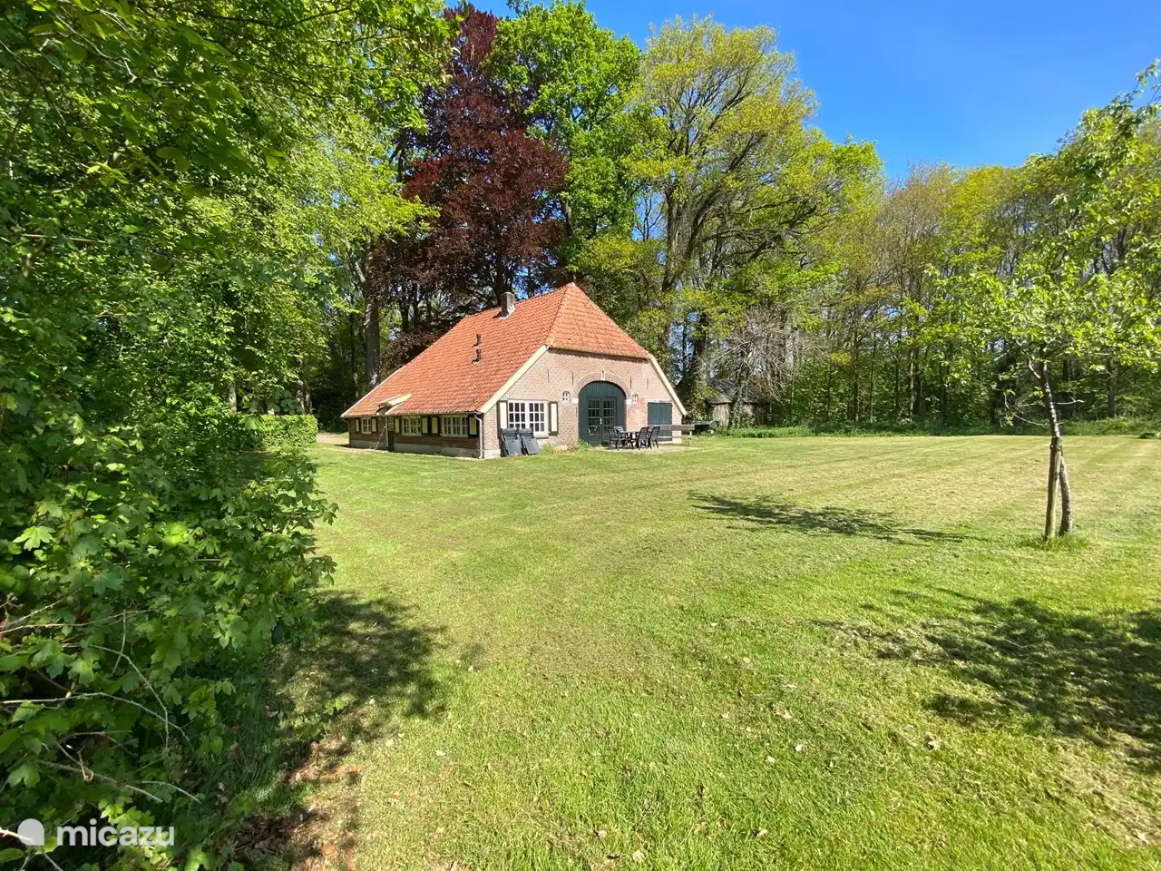 Der großzügige Garten des Hauses. 