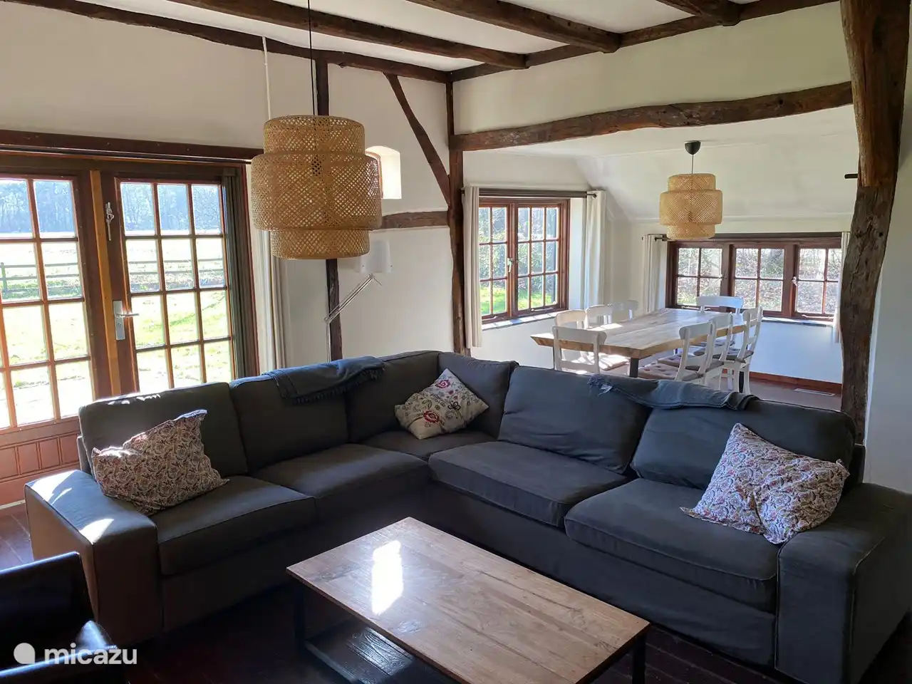 großzügiger Sitzbereich, schöner Blick ins Grüne