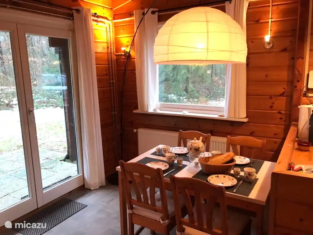 Coin repas avec vaisselle cosy