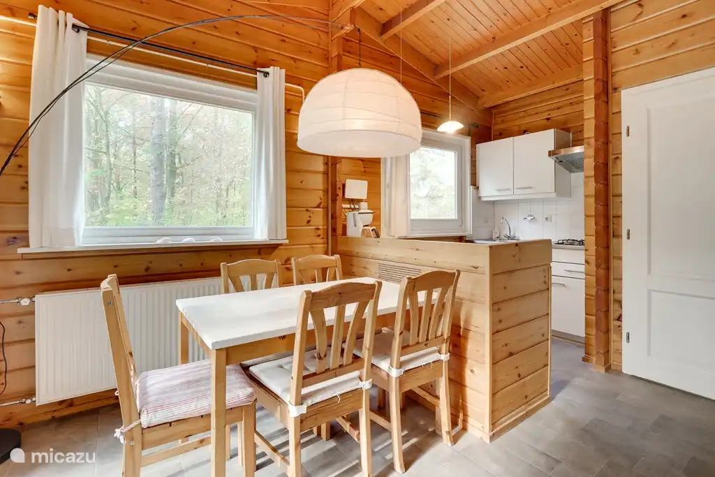 Coin repas avec cuisine