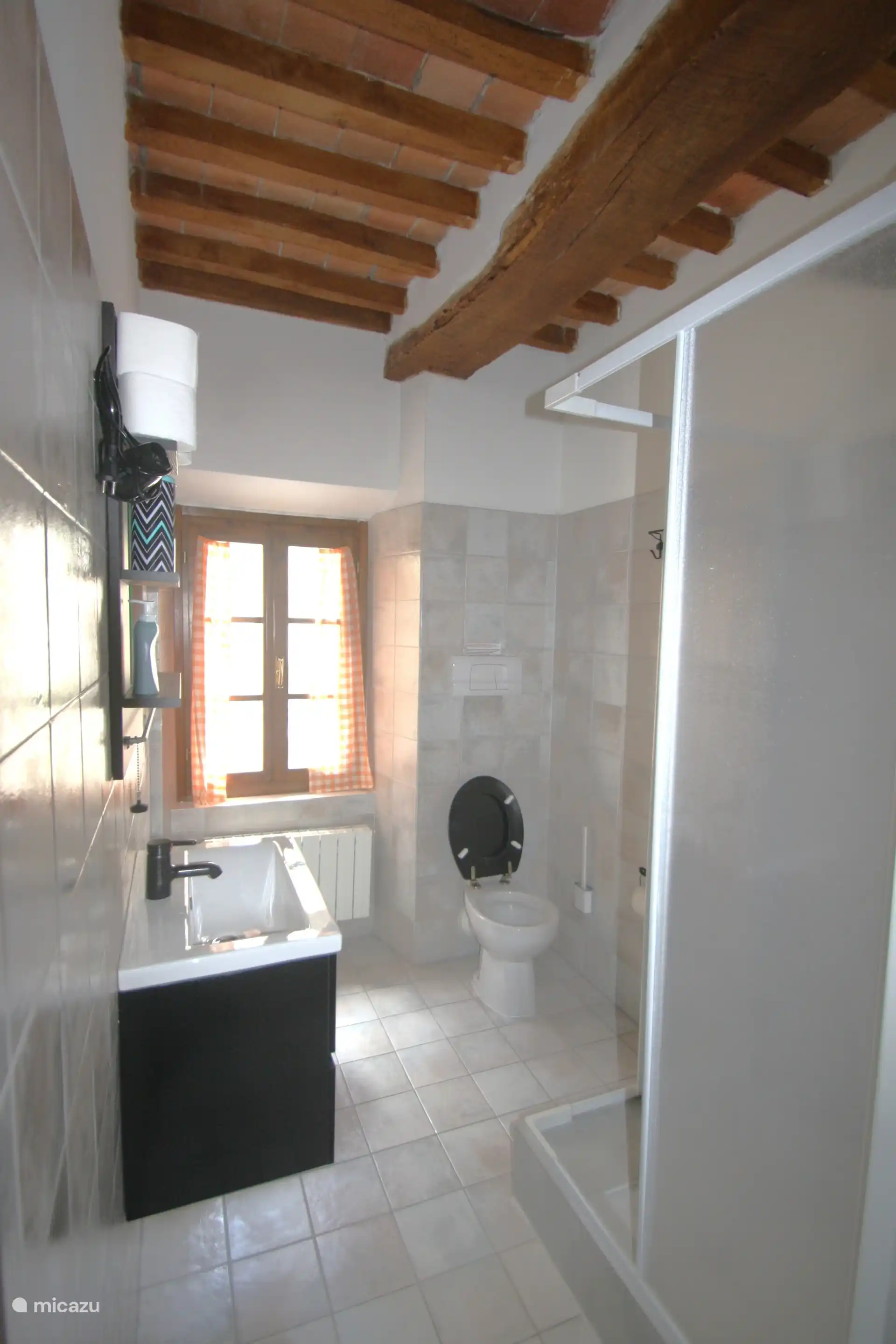 Salle de bain avec douche à effet pluie, toilettes, bidet et lavabo
