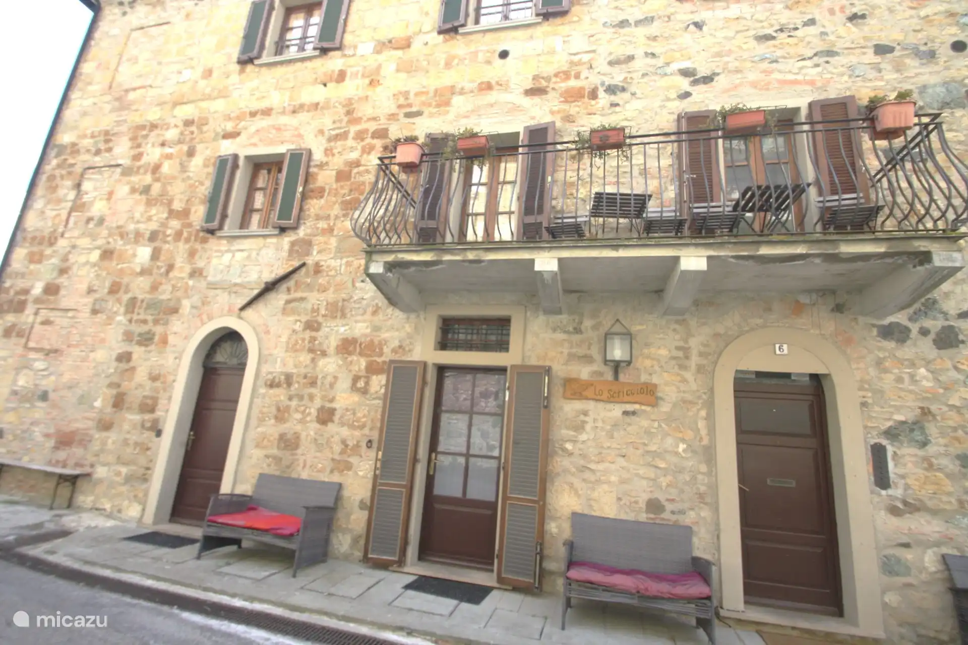 Entrée de l’appartement avec balcon et coin salon