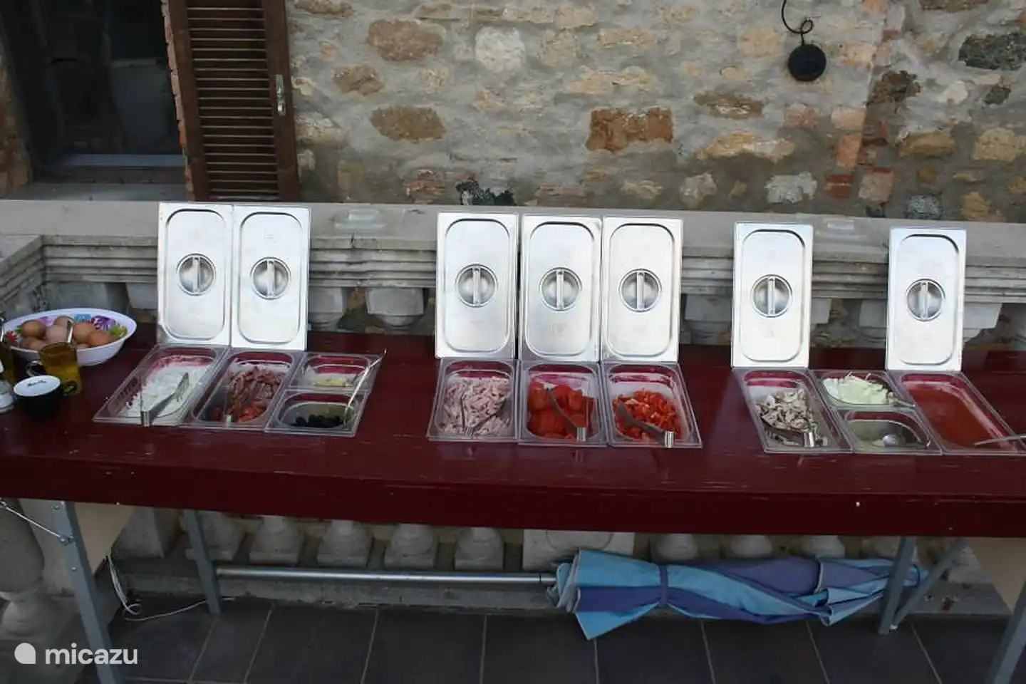 Étape 2, recouvrez la pizza avec les ingrédients du buffet