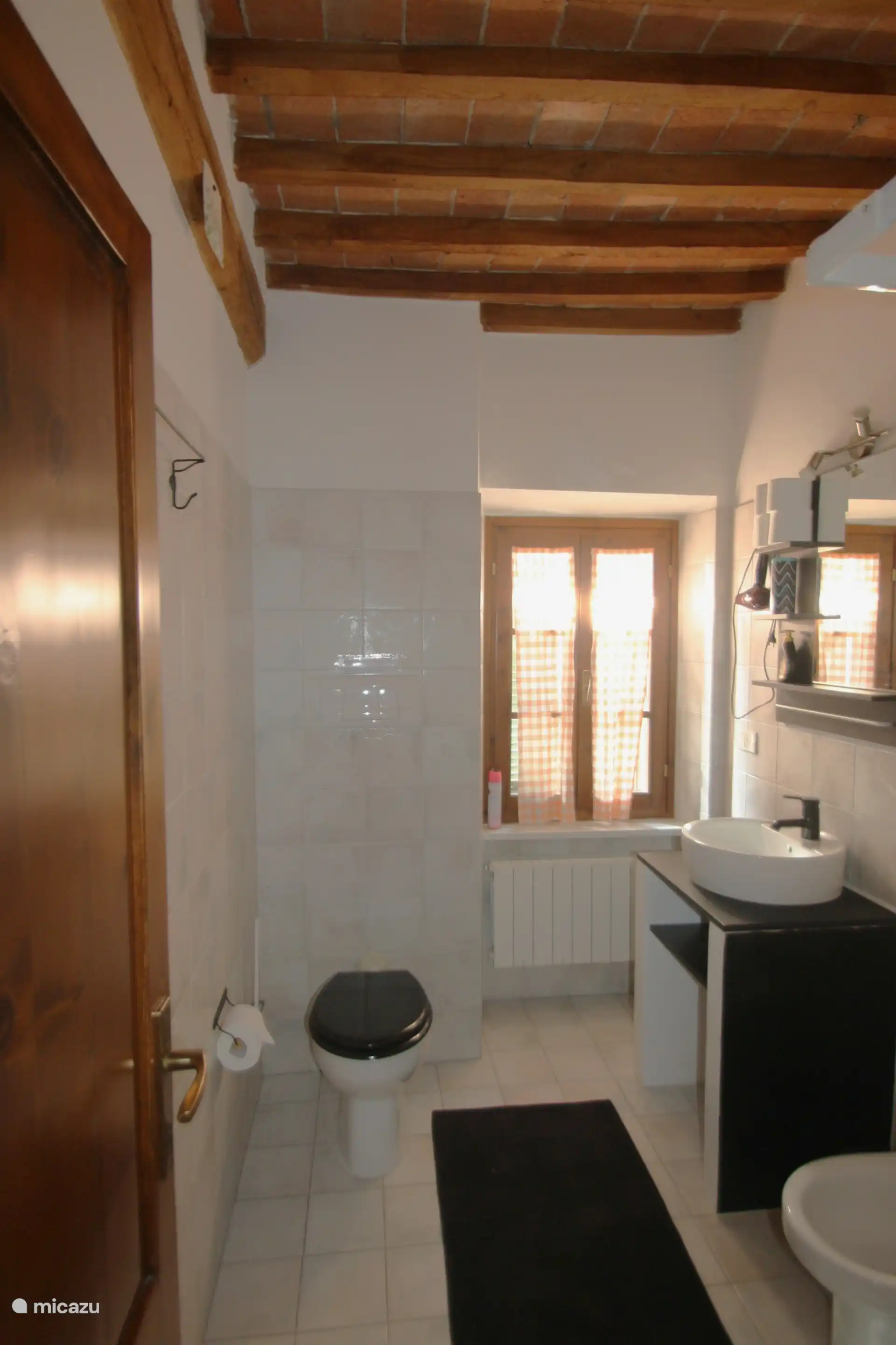 Salle de bain avec toilettes, bidet, douche et lavabo 