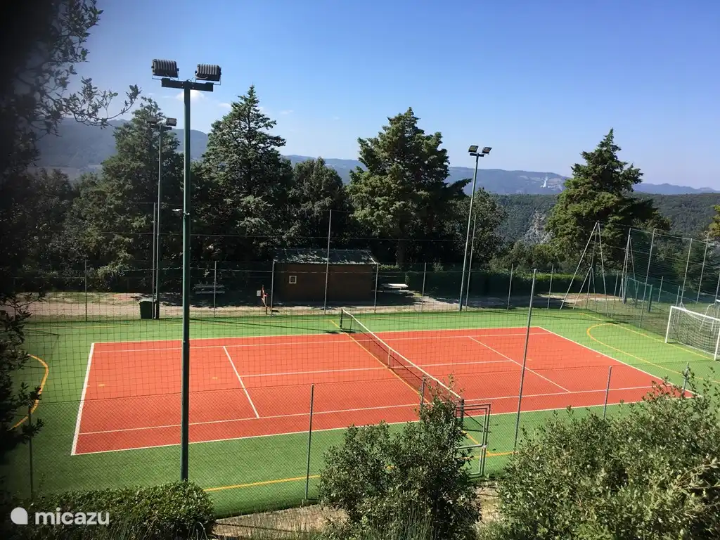Court de tennis au parc sportif de la commune à 75 mètres à pied (payant)