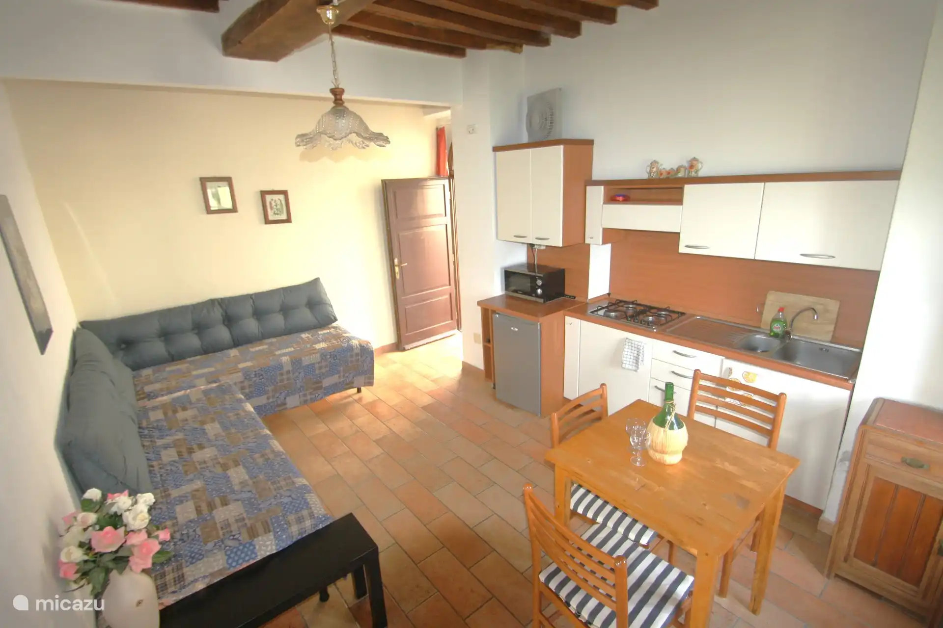 Sala de estar, cocina, sala de estar con 2 camas reales que también funcionan como sofás