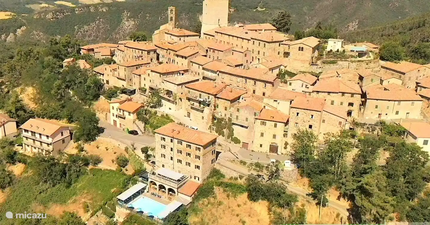 El pueblo con el alojamiento en primer plano