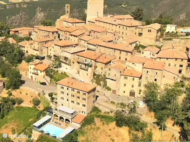 NIEUW - Lo Scricciolo  Appartement C huren in Italië, Toscane, Montecastelli Pisano - appartement Het dorp met de accommodatie op de voorgrond