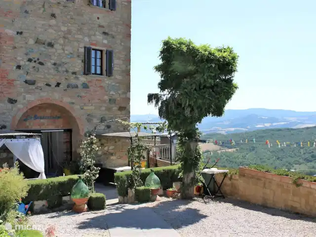 NIEUW - Lo Scricciolo  Appartement D huren in Italië, Toscane, Montecastelli Pisano - appartement Ingang met terrassen