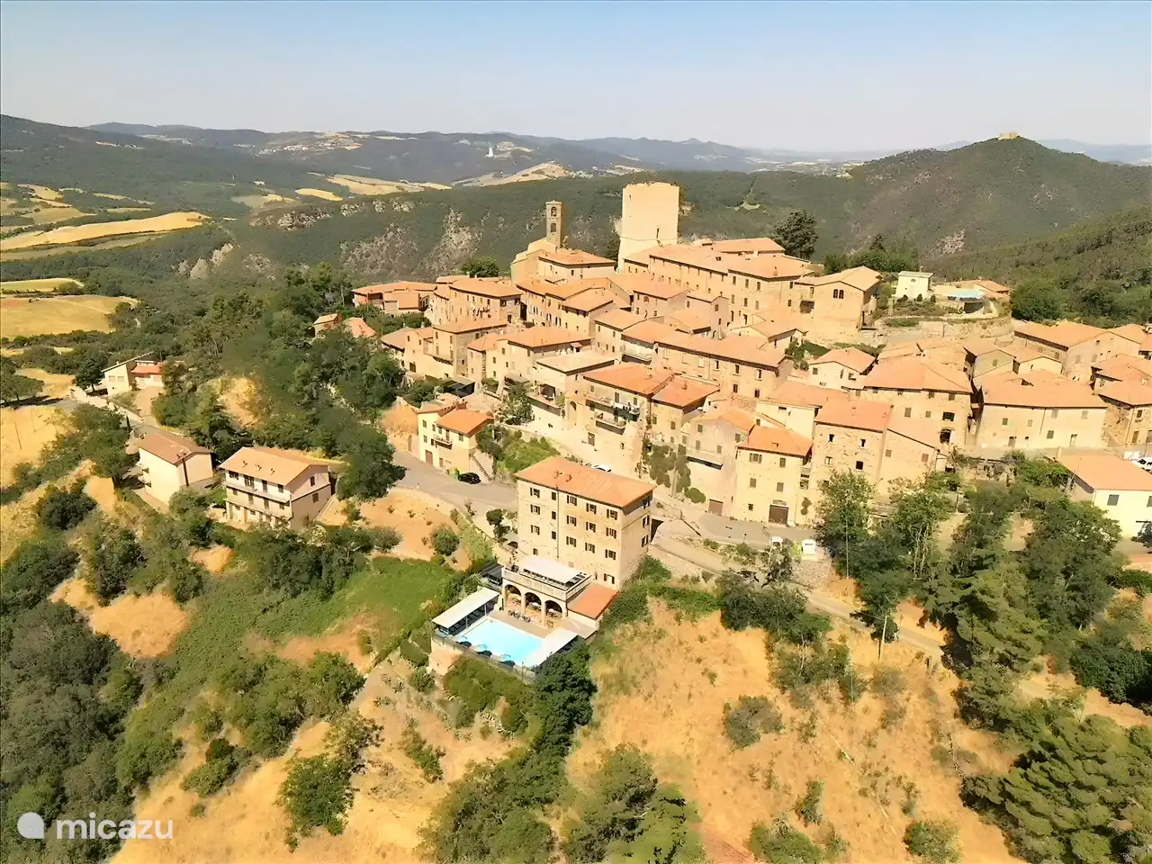 El pueblo con el alojamiento en primer plano