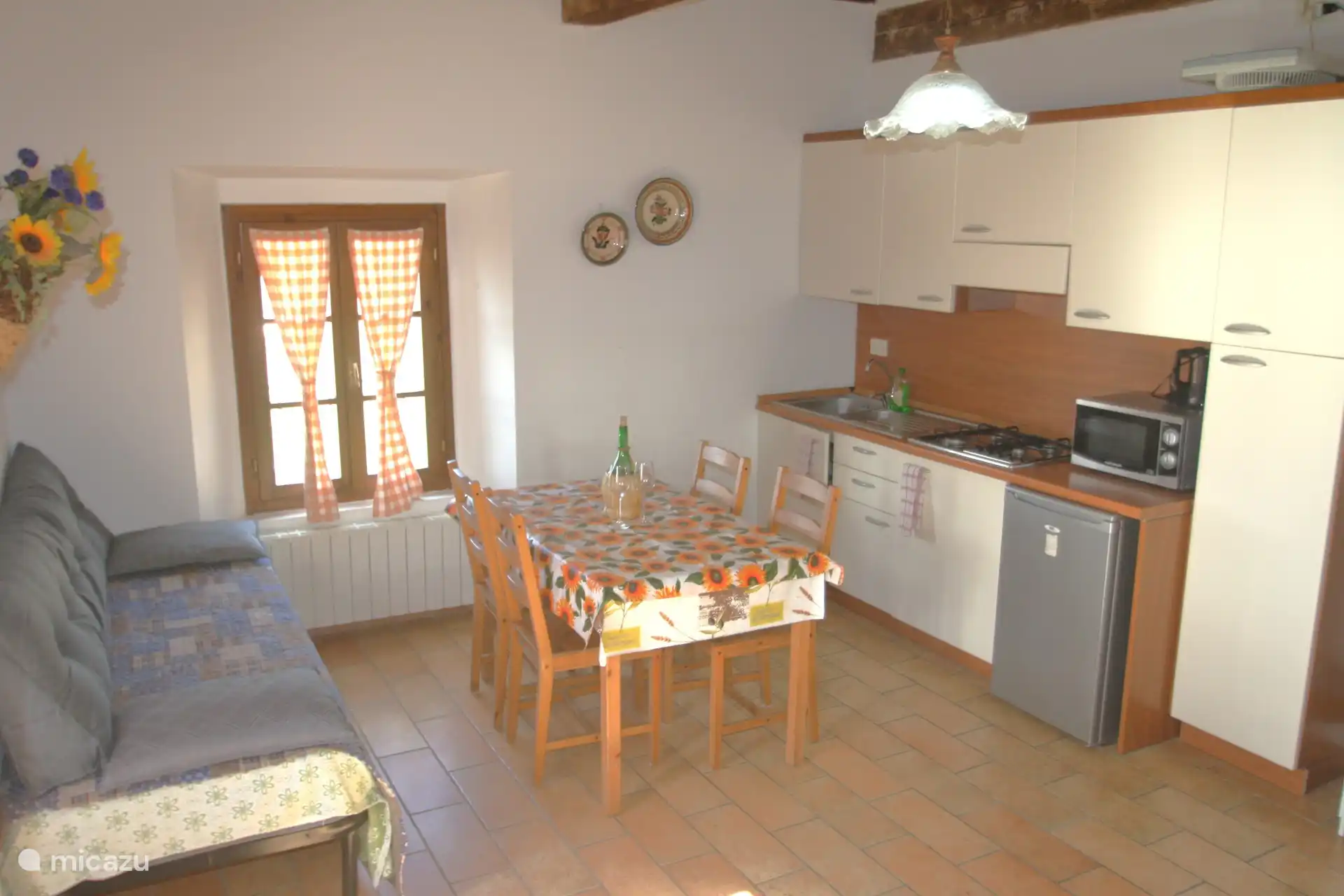 Sala de estar, cocina, comedor y 2 camas matrimoniales que también funcionan como sofás