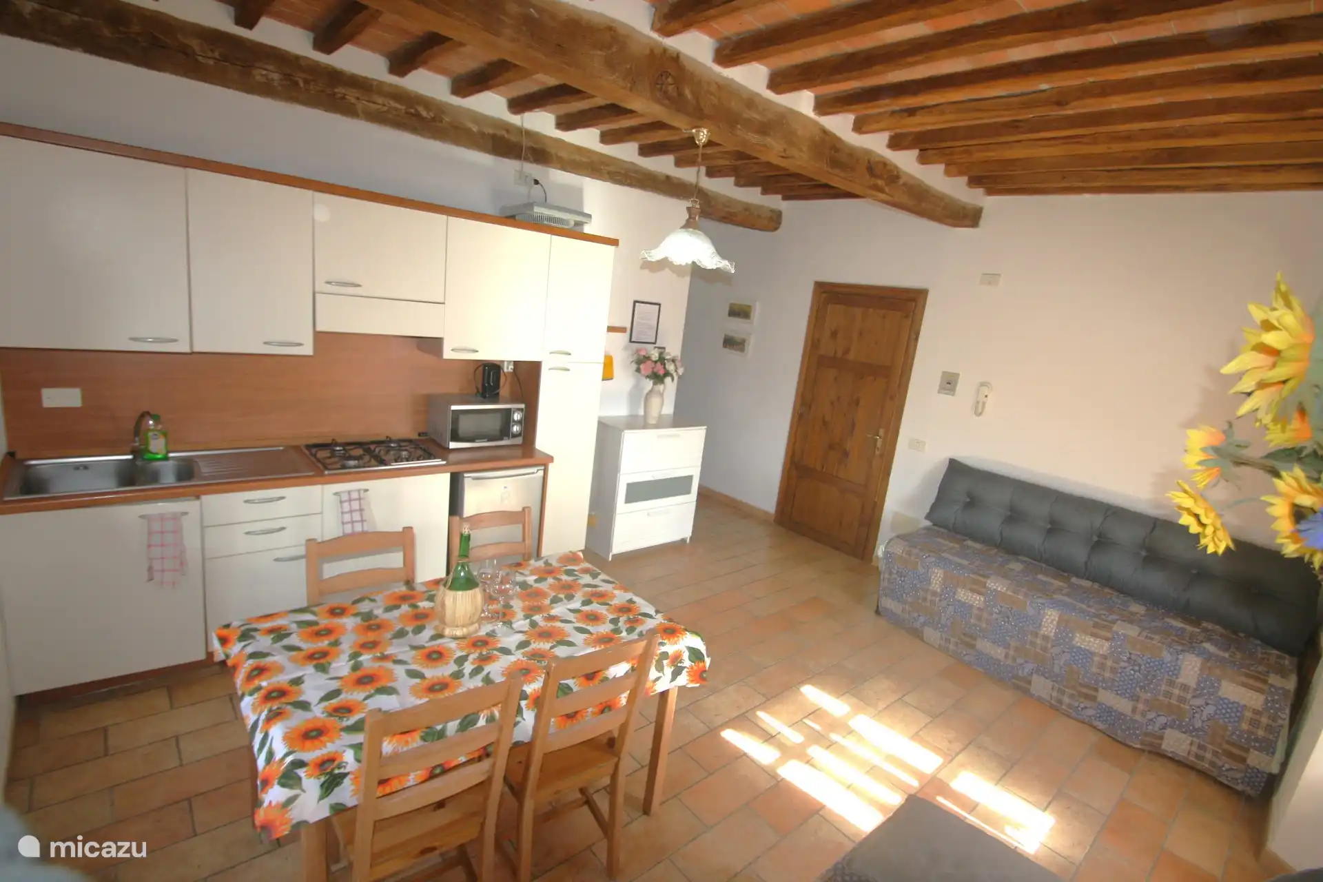 Sala de estar, cocina, comedor y 2 camas matrimoniales que también funcionan como sofás