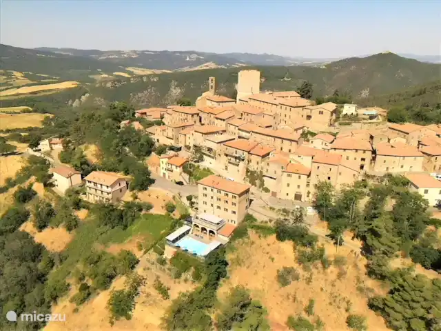 NIEUW - Lo Scricciolo Appartement F huren in Italië, Toscane, Montecastelli Pisano - appartement Het dorp met de accommodatie op de voorgrond