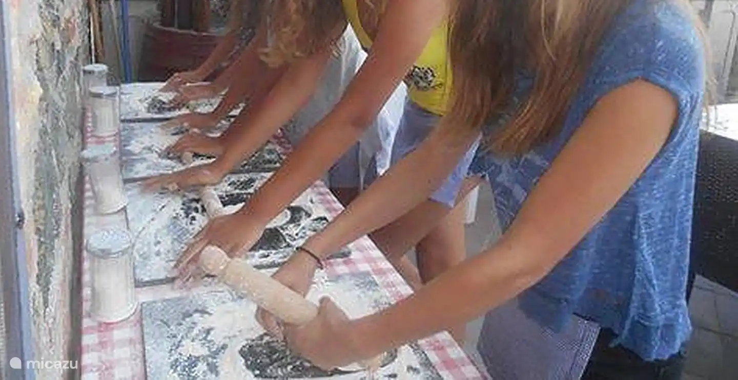 Paso 1, estirar las bolas de pizza