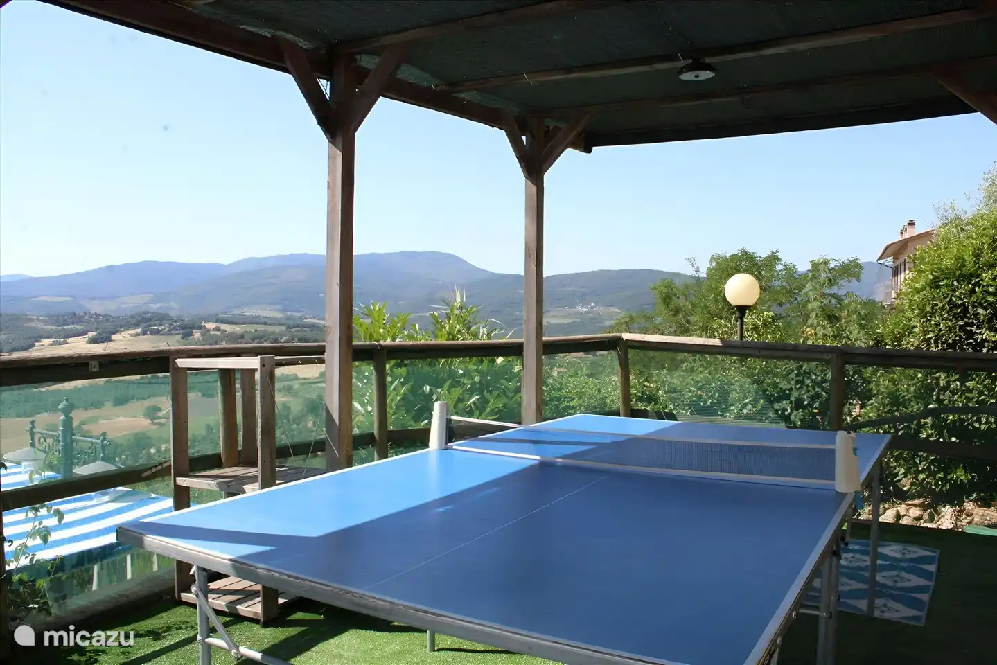 Mesa de ping-pong en terraza cubierta