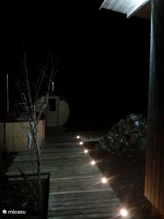 Sauna und Whirlpool bei Nacht