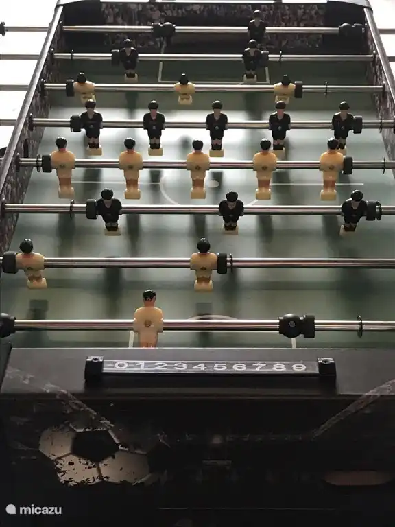 Futbolín en la habitación de la planta baja de la casa