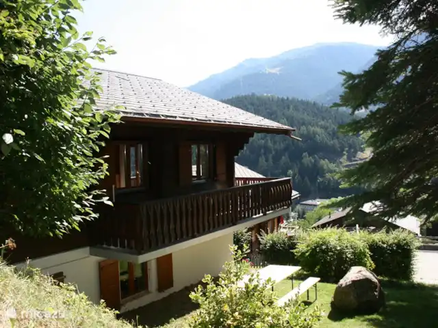 chalet huren in Zwitserland, Wallis, Fiesch – Chalet Valais De ruime tuin naast het chalet.
