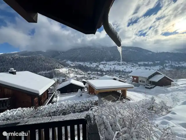 chalet huren in Zwitserland, Wallis, Fiesch – Chalet Valais Uitzicht vanaf balkon op Ernen