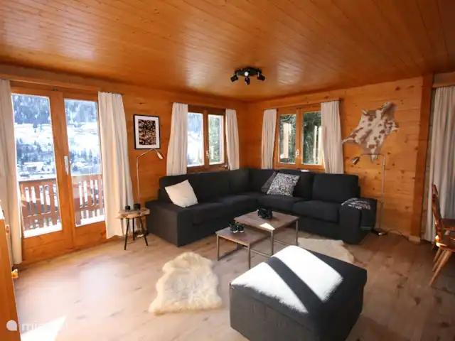 chalet huren in Zwitserland, Wallis, Fiesch – Chalet Valais Woonkamer met TV, WIFI en WII (spelcomputer)