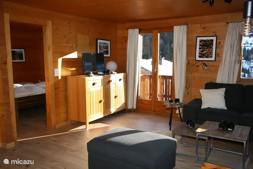 Salón con TV y puertas de patio al balcón, con una hermosa vista del pueblo de Fiesch y Ernen.
Wii presente.
