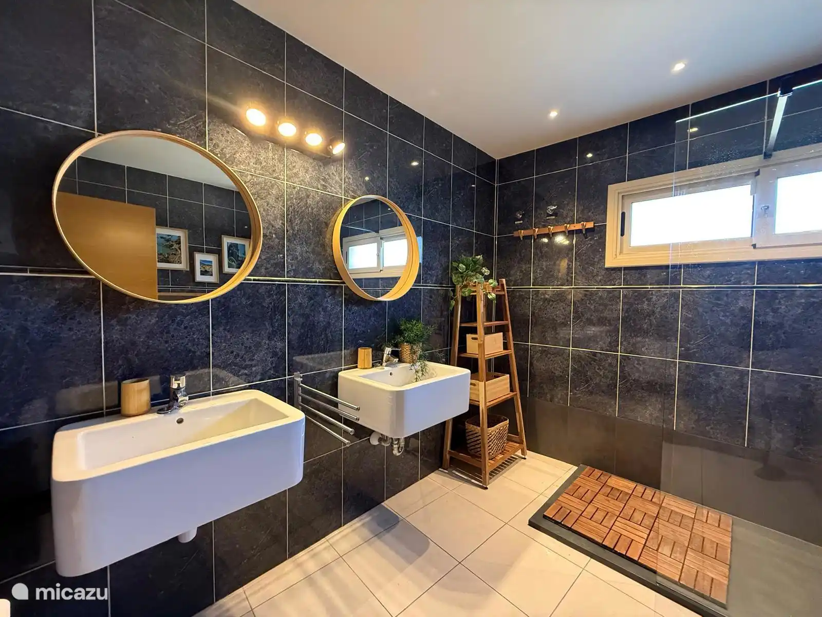 Großes Badezimmer mit begehbarer Dusche 